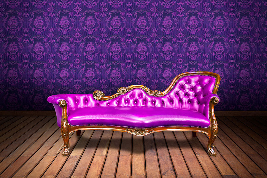 Idee fai da te per l’upcycling di materiali: l’immagine mostra un vecchio divano rivestito con un tessuto rosa.