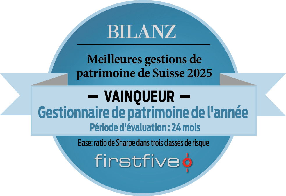 Le double label du magazine Bilanz témoigne qu’en 2024 aussi, PostFinance compte parmi les meilleurs gestionnaires de fortune de Suisse. Les deux labels portent le logo du magazine Bilanz et du prestataire de services financiers firstfive. Ils sont gratifiés de 5 étoiles et de la mention «Meilleures gestions de fortune de Suisse 2024», ainsi que du texte «Excellent résultat». Un des labels se rapporte à la catégorie «Ratio de Sharpe 36 mois», l’autre à la catégorie «Meilleurs rendements 36 mois». Tous deux faisant partie de la classe de risque équilibrée.